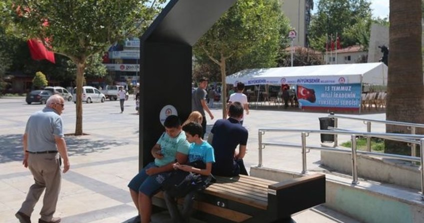 Ücretsiz internet ve cep telefonu şarj istasyonları kuruldu