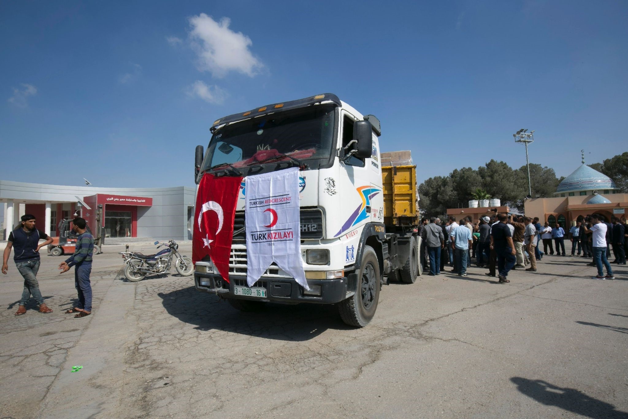 A truck loaded with aid parcels provided by Turkey is parked at the Kerem Shalom crossing near Rafah after it entered the southern Gaza Strip from Israel on July 4, 2016. (AFP Photo)