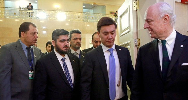 UN Special Envoy Staffan de Mistura (R) and Mohammed Alloush, the Syrian leader of the opposition delegation (L-2) arrive for talks on the Syrian conflict, Astana, Kazakhstan, 23 January 2017. (EPA Photo)
