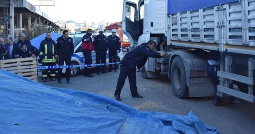 Dorsenin altında kalan TIR sürücüsü feci şekilde hayatını kaybetti