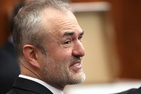 Nick Denton, founder of Gawker, talks with his legal team before Terry Bollea, also known as Hulk Hogan, testifies in court, in United States, March 8, 2016. (REUTERS Photo)