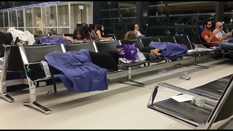 49 Passengers, mostly Turks, stuck in Vienna airport due to their lack of a Schengen visa, are sleeping in the airport, Aug 2, 2016. (DHA)