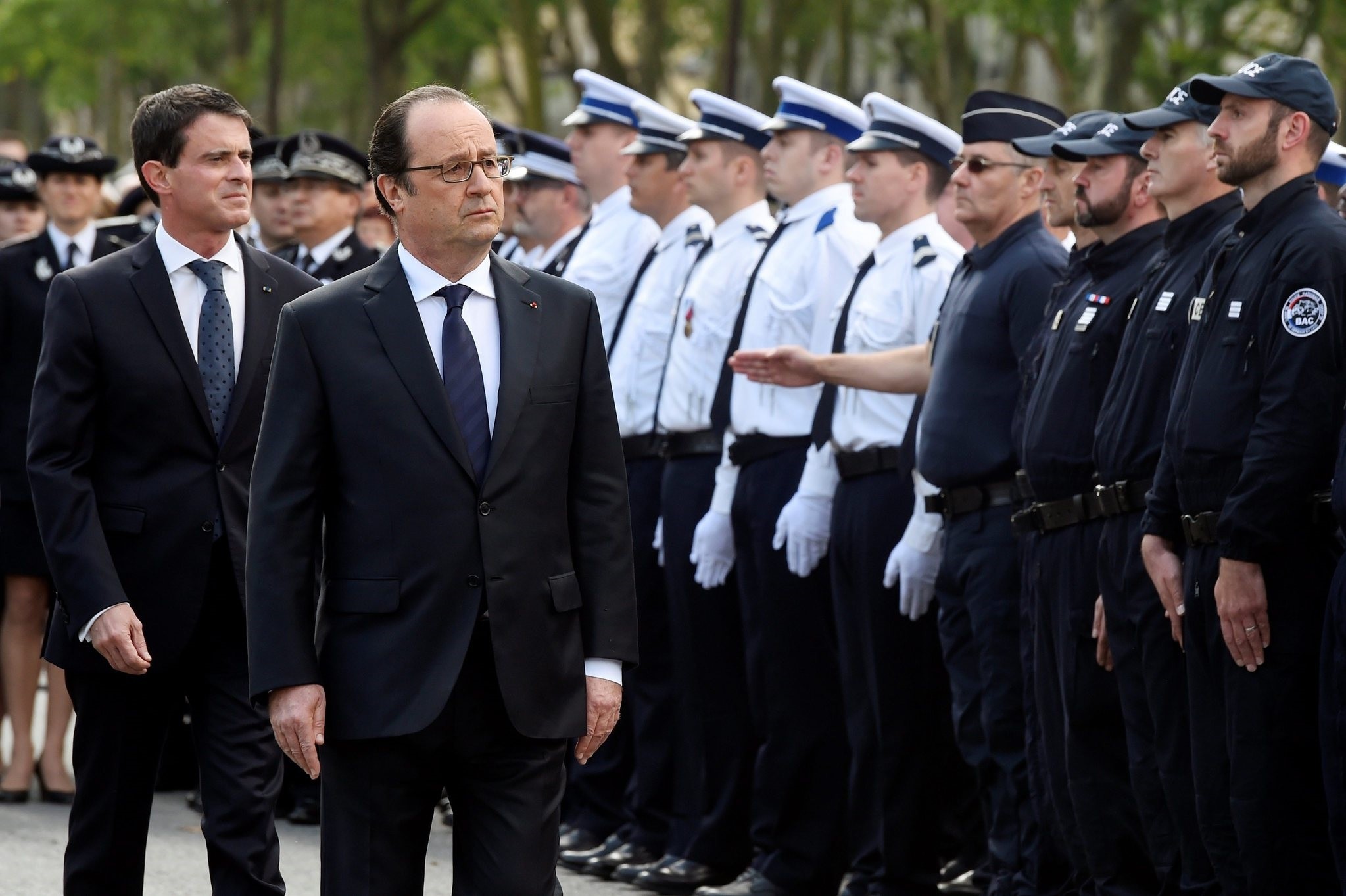 French President Francois Hollande (2nd R) and Prime Minister Manuel Valls (L) attend a memorial ceremony honouring the police couple who were killed by Daesh. (EPA Photo)