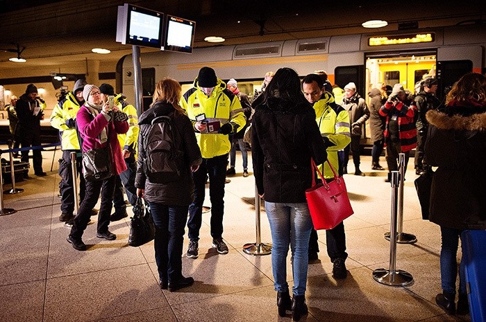Danish police conduct security checks at Kastrup Train Station on January 4, 2016 (AFP Photo)