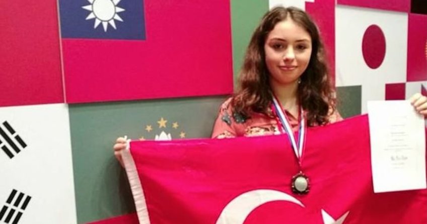 Lise öğrencisi Alara Güler tarım robotu dünya ikincisi oldu