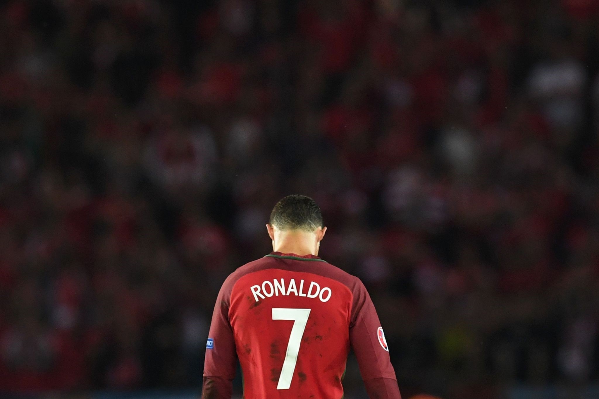 Portugal's forward Cristiano Ronaldo reacts after missing an opportunity on goal during the Euro 2016 group F football match between Portugal and Austria at the Parc des Princes in Paris on June 18, 2016. (AFP Photo)