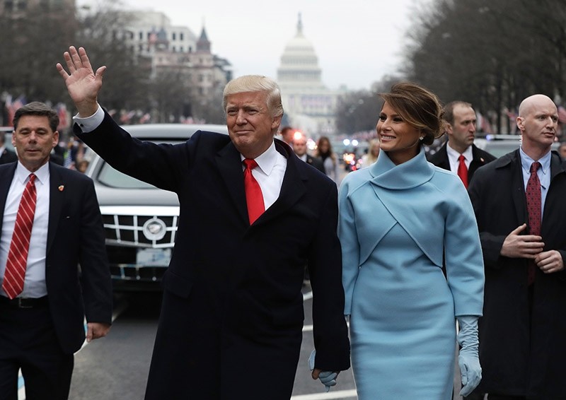  President Donald Trump waves as he walks with first lady Melania Trump during the inauguration parade on Pennsylvania Avenue in Washington on Jan. 20, 2107. (AFP Photo)