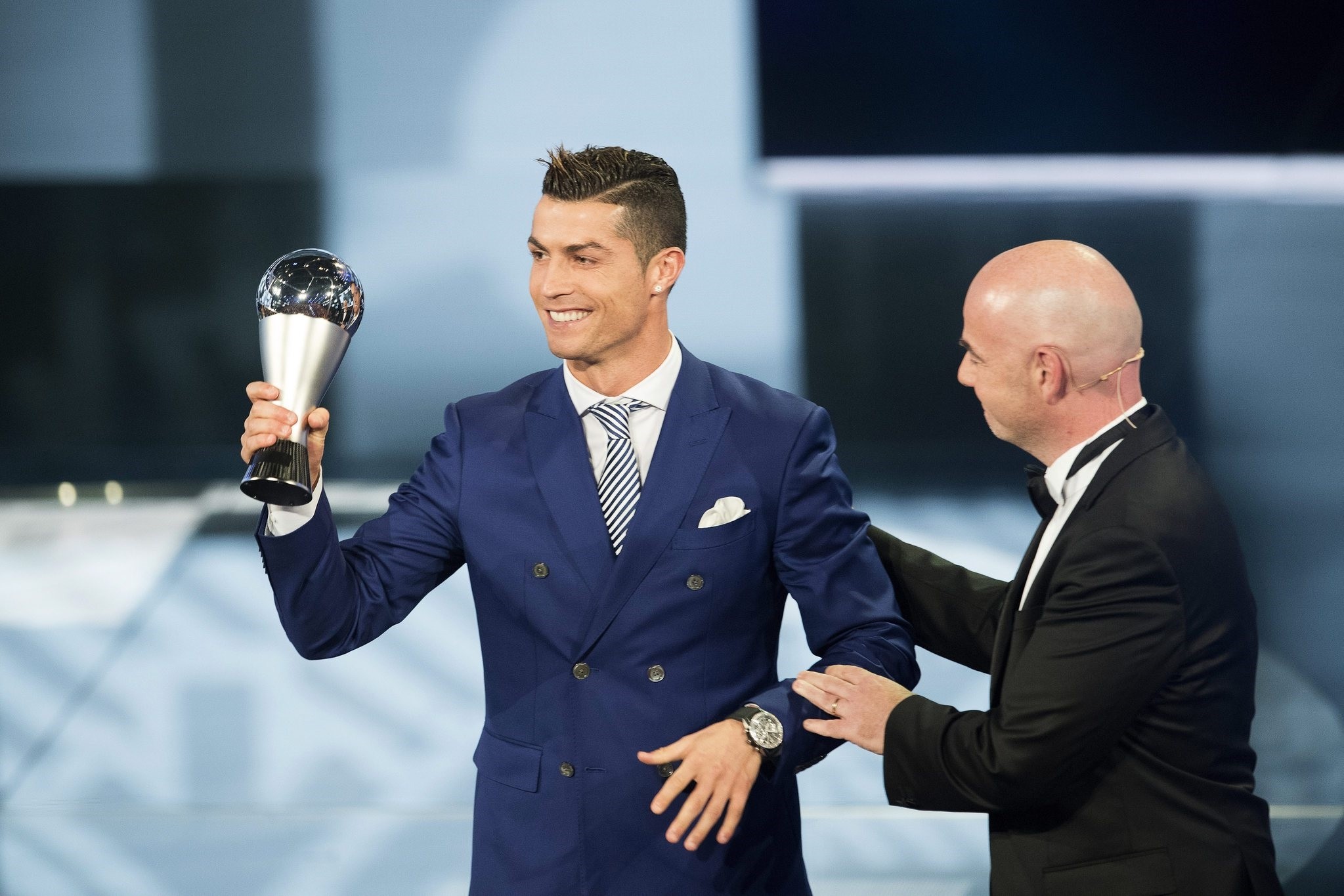 Ronaldo (L) lifts his trophy after winning the FIFA Men's Player of the Year 2016 award during the FIFA Awards 2016 gala at the Swiss TV studio in Zurich, Switzerland. (EPA Photo)