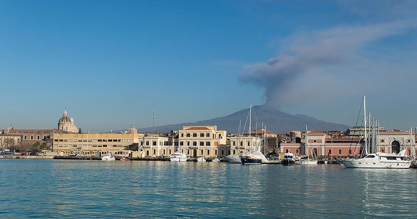 Etna Yanardağı denize doğru kayıyor