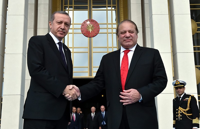In this file photo from 03.04.2015, President Recep Tayyip Erdou011fan and Pakistani Prime Minister Nawaz Sharif shake hands in front of the Presidential Complex in Ankara (Sabah Photo)