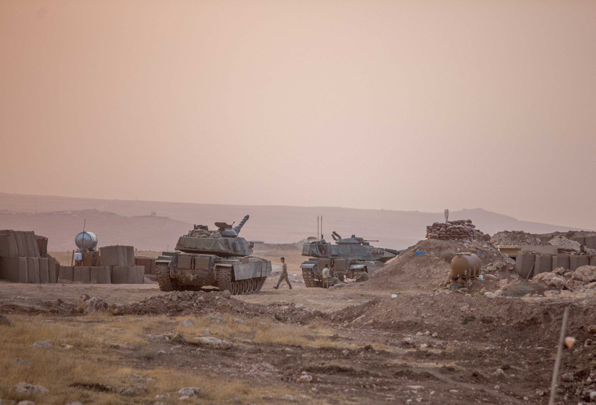 Turkish tanks hit Daesh targets multiple times in the Bashiqa region on Sunday.