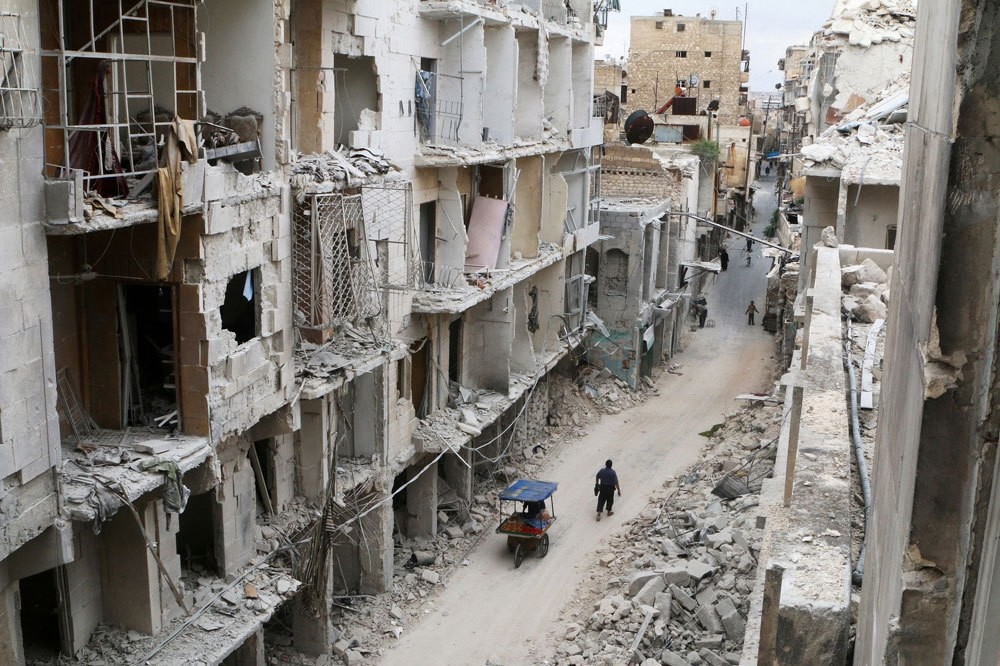 Desperate residents walk among the damaged buildings in the Old City of Aleppo, Syria, May 5. (Reuters Photo)