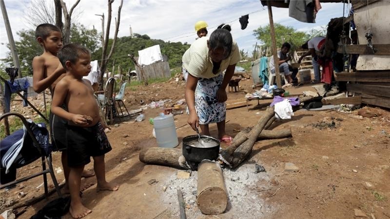 A Paraguayan woman cooks in one of Paraguay's poorest neighborhoods in Asuncion (Reuters Photo)