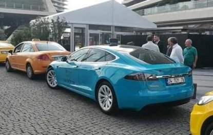 Ubere karşı Tesla marka turkuaz taksi