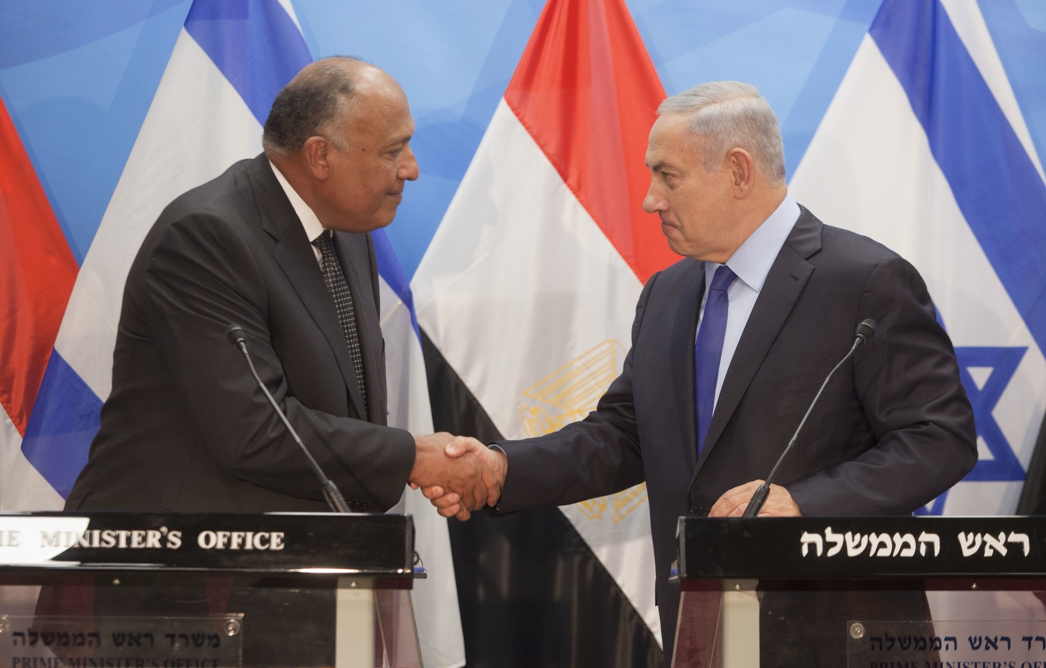 Israeli Prime Minister Benjamin Netanyahu shakes hands with Egyptian foreign minister Sameh Shoukry, left, in Jerusalem, Sunday, July 10, 2016. (AP Photo)