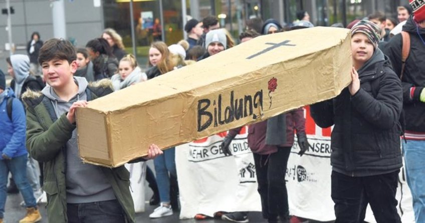 Öğrencilerden büyük protesto