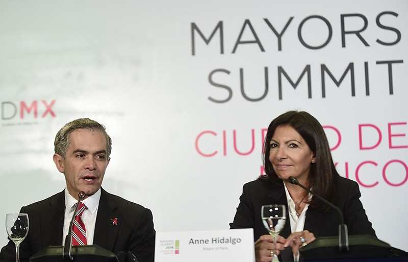 Mexicou00b4s City Mayor Miguel Angel Mancera, and Paris' Mayor Anne Hidalgo, take part in the press conference ,Air Quality Declaration, in Mexico City, on December 2, 2016. (AFP Photo)