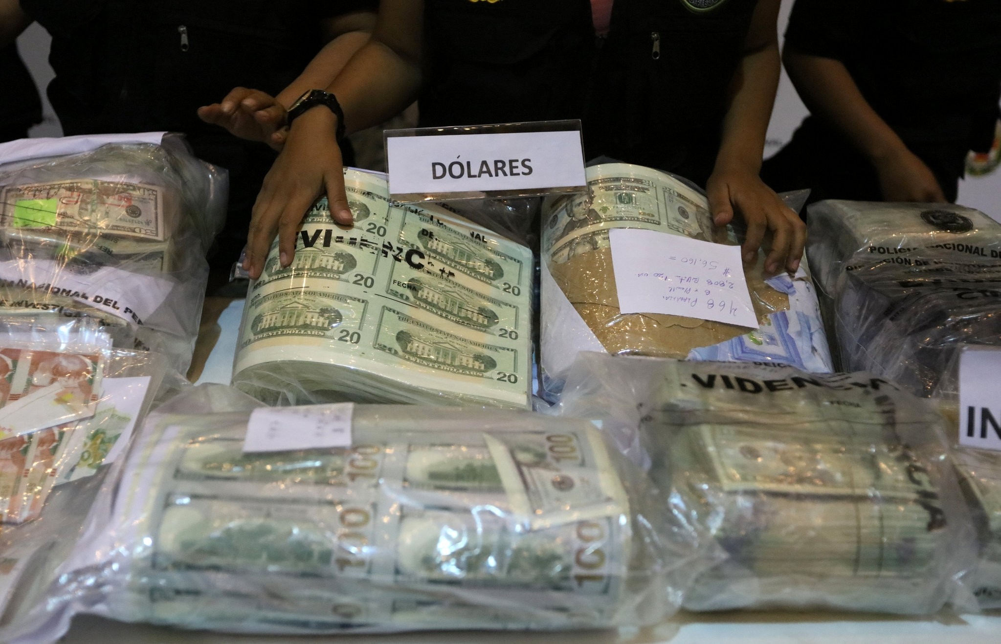 Police officers display seized counterfeit U.S. and Nuevos Soles bills at a news conference in Lima, Peru, November 16, 2016. (Reuters Photo)