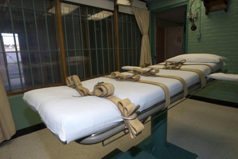 The death chamber and the steel bars of the viewing room are seen at the state penitentiary in Huntsville, Texas, U.S. on Sept. 29, 2010. (REUTERS Photo)