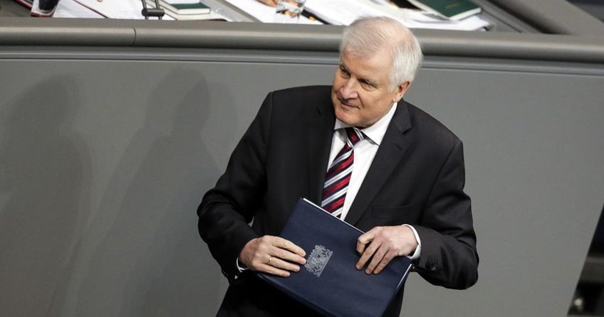 Seehofer geri adım atmıyor