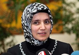 Gülen'den, Rektör Ayşegül Jale Saraç'a bir çanta ziynet eşyası
