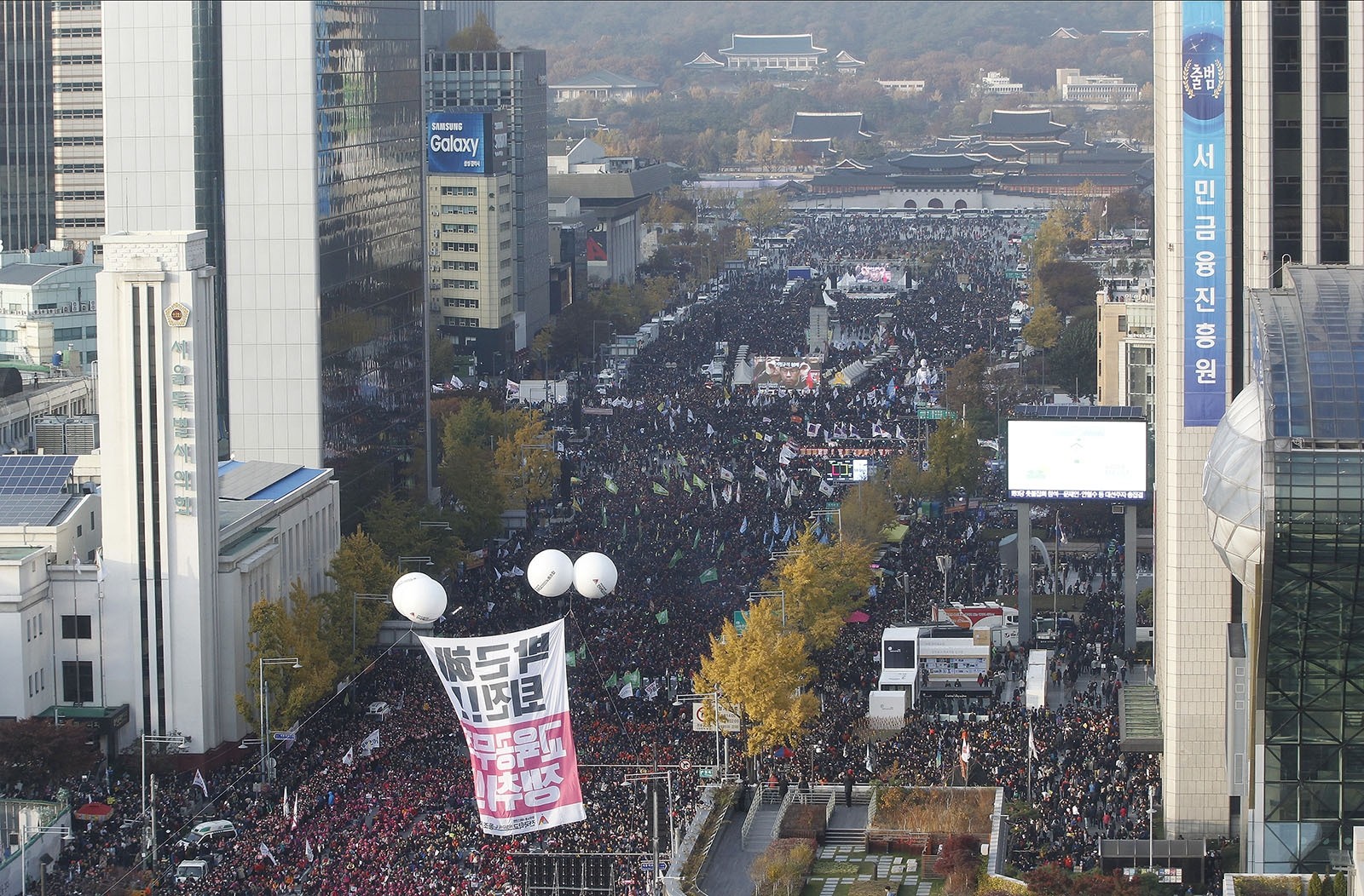 Protesters stage a rally calling for South Korean President Park Geun-hye to step down in Seoul, South Korea, Saturday, Nov. 12, 2016. (AP Photo)