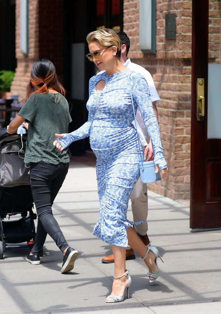 Kate Hudson In Hamilelik Sikligi Harpersbazaar