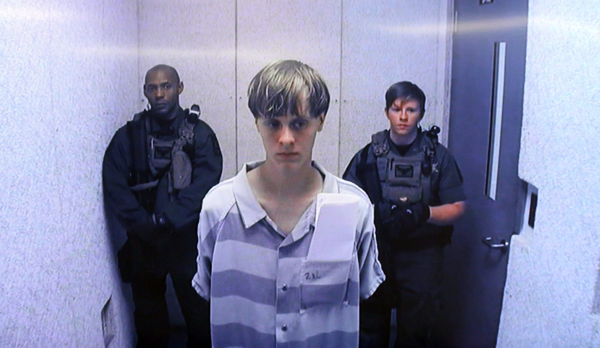  A file picture dated 19 June 2015 shows suspect Dylann Roof (C) appearing via video link at a bond hearing in court in North Charleston. (EPA Photo)