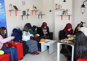 Boş zamanlarında köy çocuklarına okumayı sevdirmeyi amaçlıyorlar