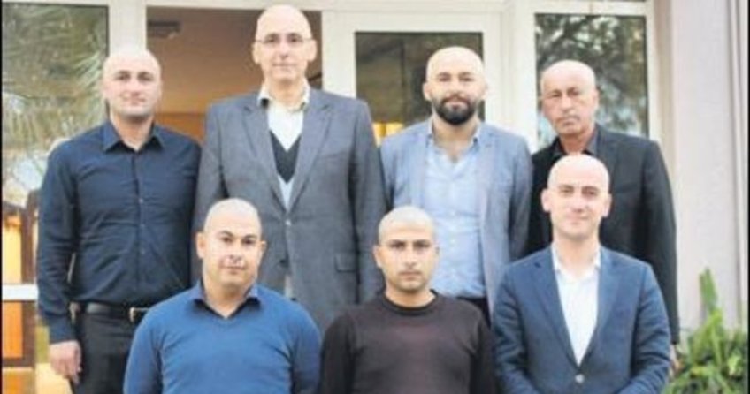 Amire destek için saçlarını kazıttılar