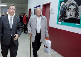 72 yaşında üniversiteli oldu, ilk dersine bastonuyla geldi