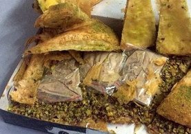 Baklava dilimlerinin arasına uyuşturucu saklamışlar
