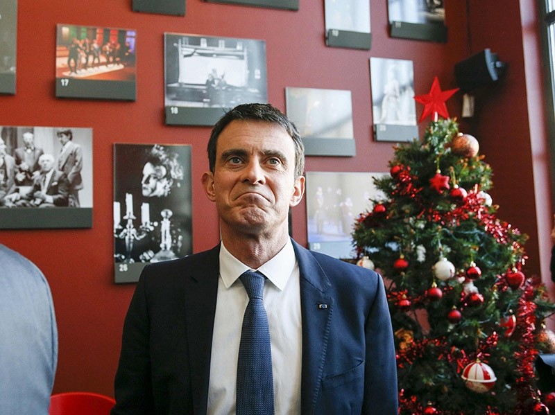 Manuel Valls, former French prime minister and presidential primary candidate, visits the TNP (National Popular Theater) as he campaigns in Villeurbanne, France on Jan. 17, 2017. (Reuters Photo)