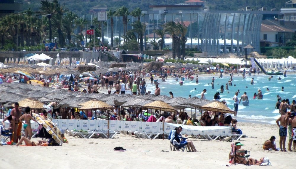 The town of u00c7eu015fme in the west was flooded by holidaymakers during Bayram. (IHA Photo)