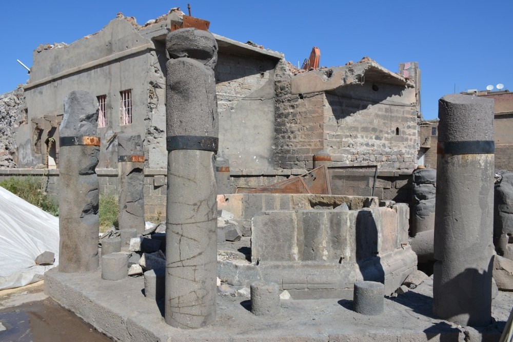 Over 10 historic buildings, including the Kuru015funlu Mosque will be restored, as the other historical mosque in Sur as seen in this file photo.
