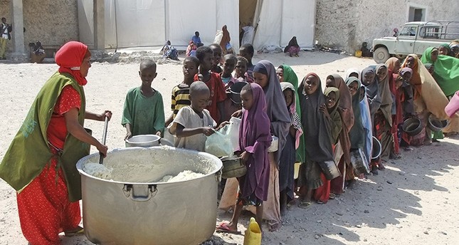 Children from southern Somalia line up to receive cooked food distributed by a local NGO in Mogadishu, Somalia, Thursday, Aug. 18, 2011 (AP Photo)