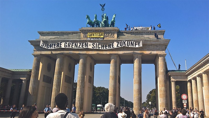 Anti-Islam activists have staged an hour-long demonstration atop Berlinu2019s Brandenburg Gate Saturday Aug. 27, 2016. (AP Photo)
