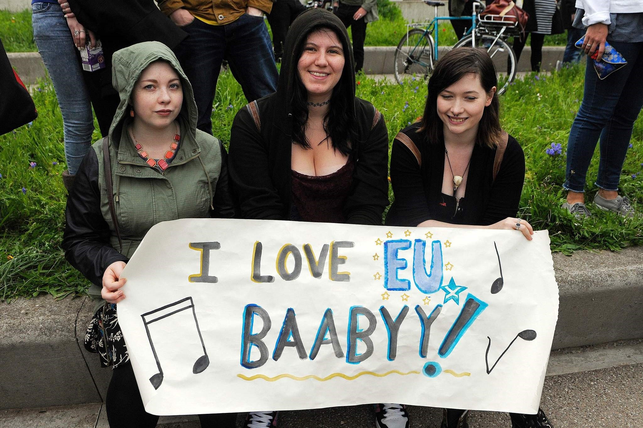 Demonstrators hold a placard saying ,I Love EU Baabyy!, ahead of a debate on the EU Referendum result and the implications for Scotland, in Edinburgh, Scotland on June 28, 2016. (AFP Photo)