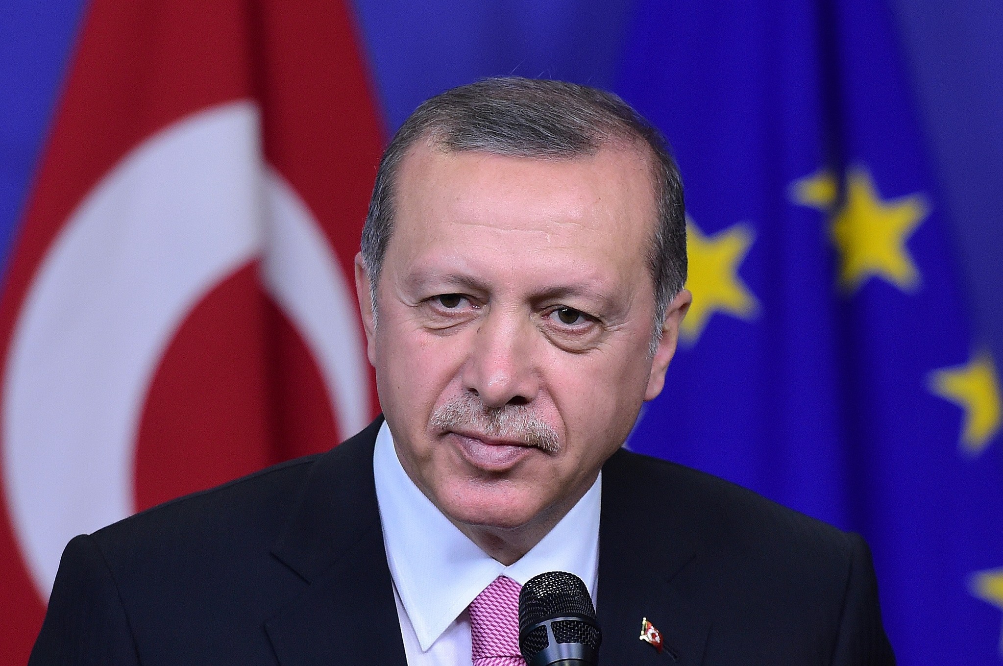 This file photo taken on October 05, 2015 shows President Recep Tayyip Erdou011fan addressing a brief statement as he arrives to meet with European Commission President Jean-Claude Juncker in Brussels, on October 5, 2015 (AFP Photo)