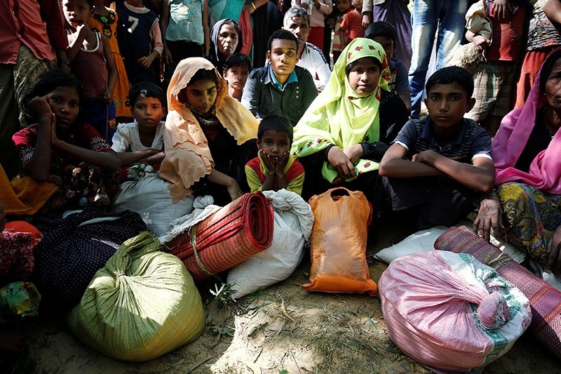 Rohingya refugees sit as they wait to enter the Kutupalang Refugee Camp in Coxu2019s Bazar, Bangladesh, November 21, 2016 (Reuters Photo)