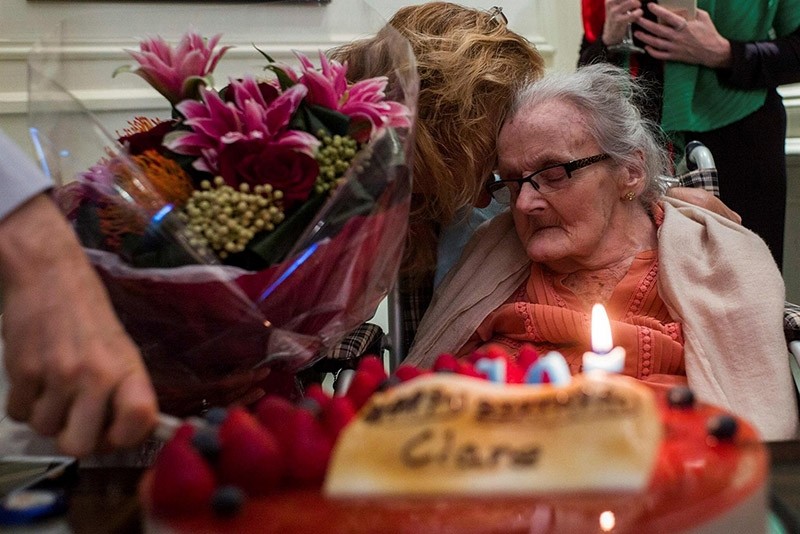 This file photo taken on October 10, 2016 shows veteran British war correspondent Clare Hollingworth (R) attending a celebration to mark her 105th birthday at the Foreign Correspondent's Club (FCC) in Hong Kong. (AFP Photo)