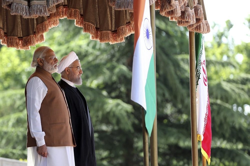 Iranian President Hassan Rouhani (R) welcoming Indian Prime minister Narendra Modi (L) during a welcome ceremony in Tehran, Iran, 23 May 2016. (EPA Photo)