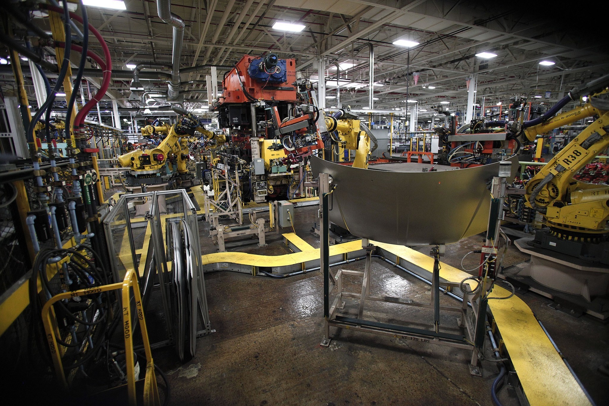 Robots work with parts for Fiat Chrysler Automobiles at the FCA Sterling Stamping Plant August 26, 2016 in Sterling Heights, Michigan. (AFP Photo)