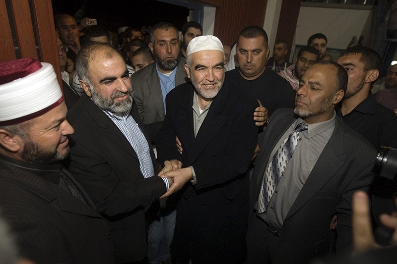 Arab-Israeli leader Sheikh Raed Salah (C) is welcomed by hundreds of supporters, in the city of Umm Al-Fahm, on April 16, 2012, upon his to return to Israel after winning an annulment of an order for his deportation from Britain. (AFP Photo)