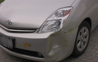 Kaza yaptıkları otomobillerini kendileri onardılar