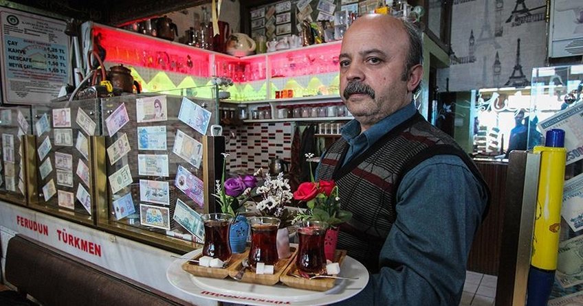 Bu kahveye gelenler şakayla karşılanıyor