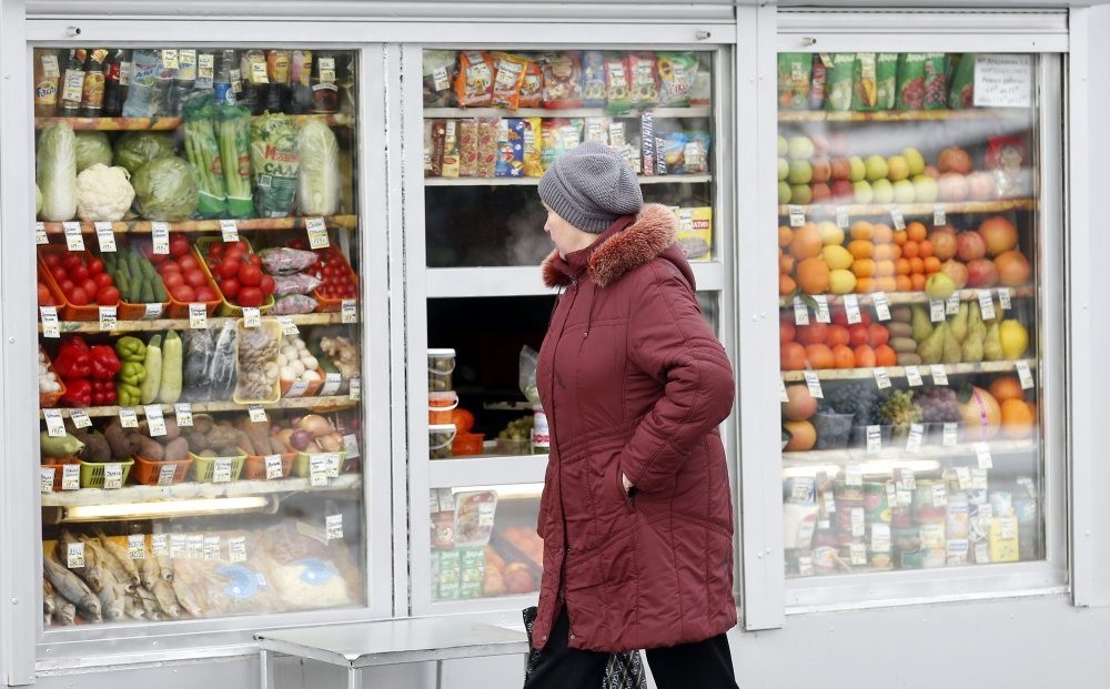 A Russian woman peers through the window to view fruits and vegetables at a street side market in Moscow. Ankara and Moscow have resumed free trade talks 10 months after jet crisis.