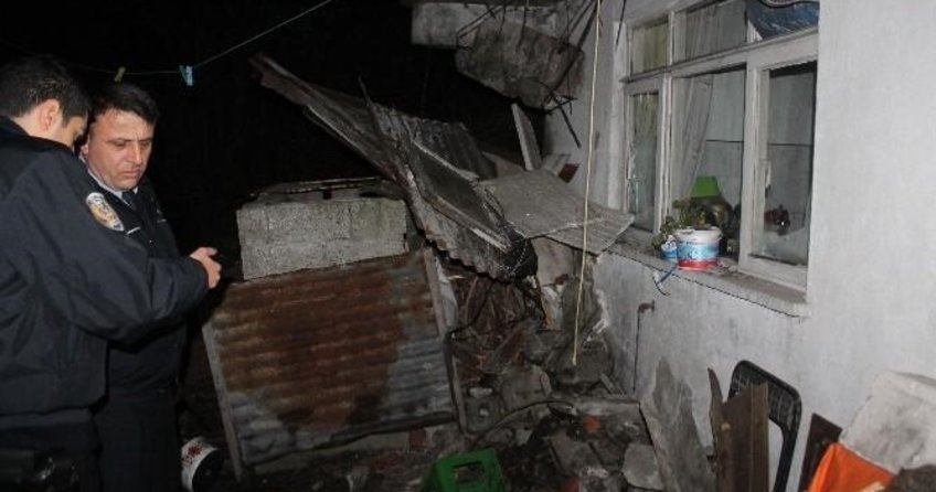 Balkon 2 kardeşin üzerine çöktü