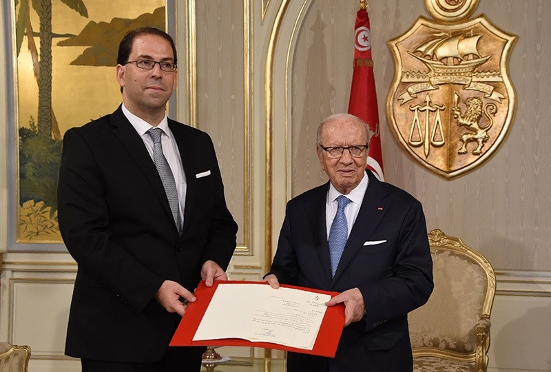 Tunisian President Beji Caid Essebsi (R) appoints local affairs minister Youssef Chahed (L) as the country's new PM-delegate tasked with forming a new unity cabinet at Carthage Palace on the outskirts of Tunis, on August 3, 2016. (AFP Photo)