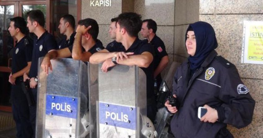 Başörtülü kadın komiser